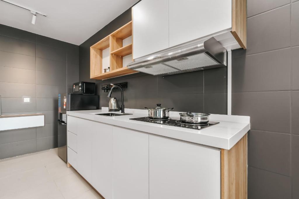 Nowhere 2Br & 2Bath Apartment With Balcony @ Reizz Residences Kuala Lumpur Buitenkant foto